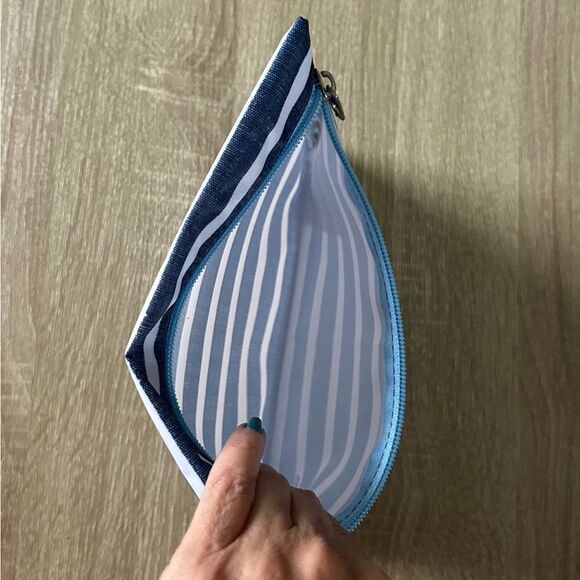 NWT … BASICS Cosmetic / Makeup Bag - Picture 3 of 3